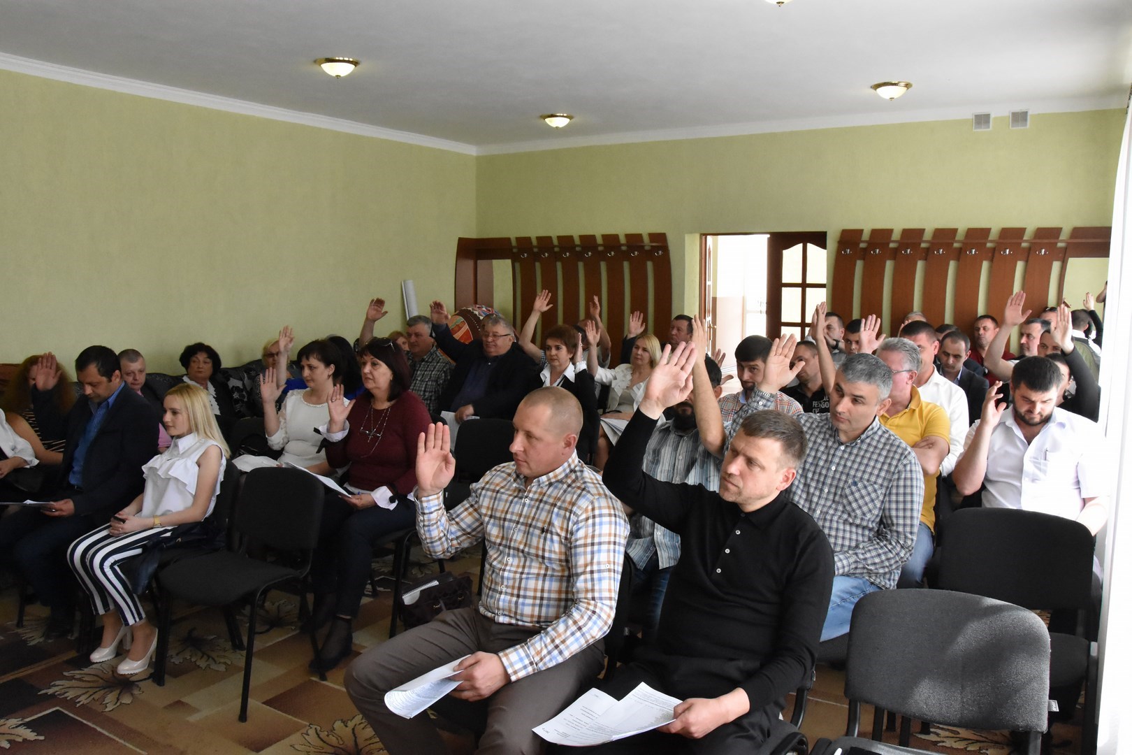 На першому засіданні Іршавської міської ОТГ обрали заступника голови та секретаря міської ради (ФОТО)