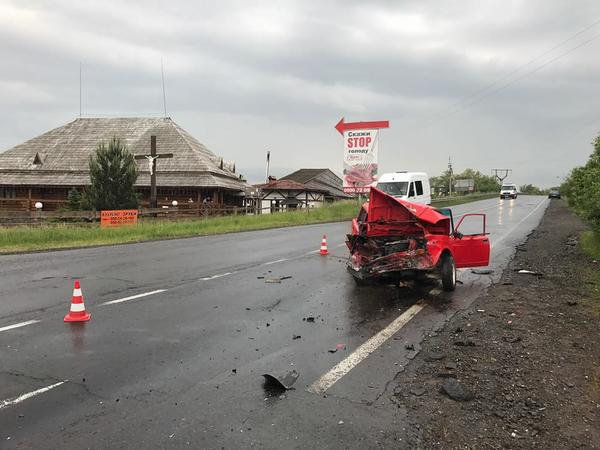 Біля Чинадієва зіткнулися два "радянські" легковики (ФОТО)