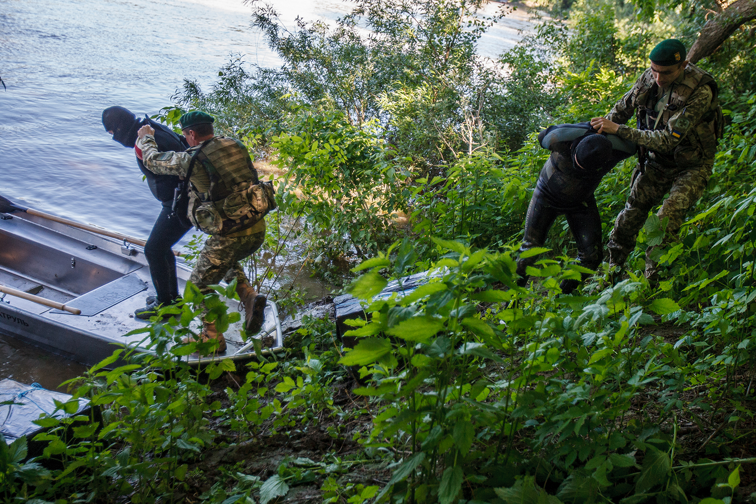 35 гідрокостюмів конфісковано цьогоріч у порушників державного кордону на Закарпатті