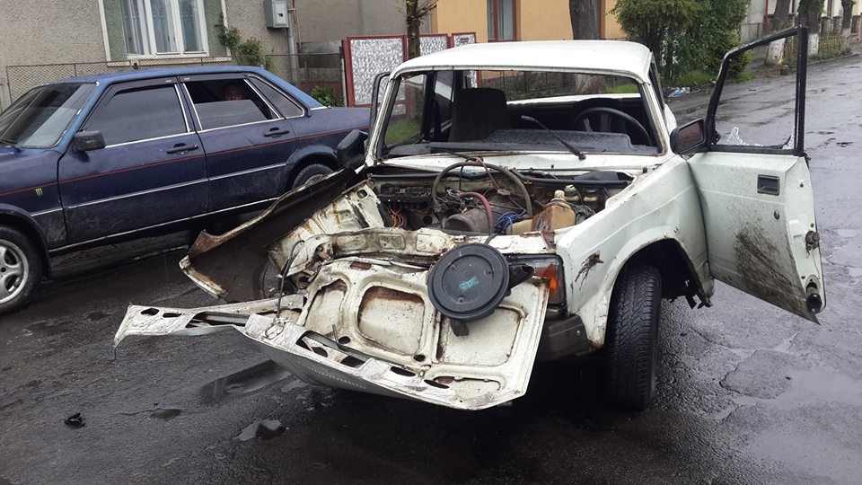 У Великому Березному "Жигулі" врізалися в дерево, водій вилетів з авто з лобовим склом (ФОТО) (+18)