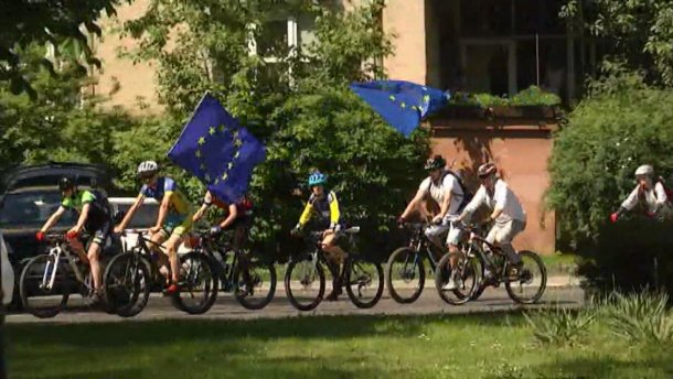 З нагоди підписання угоди про безвізовий режим на Закарпатті стартував "Євромарафон"
(ВІДЕО)