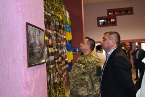 У Берегові відкрили фотовиставку "Закарпатські воїни АТО"