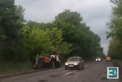 Поблизу Хуста перекинулися "Жигулі" з причепом (ВІДЕО)