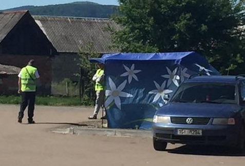 ФОТОФАКТ. Біля Долини нарцисів невідомі особи знову незаконно беруть гроші з туристів