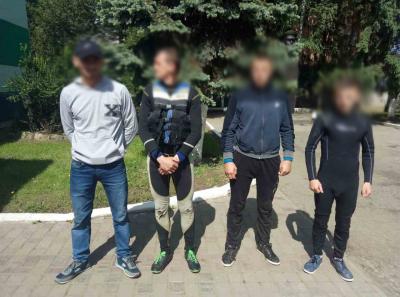 Партію контрабандних сигарет та 4 "водолазів" затримали на відмілині Тиси на Закарпатті (ФОТО, ВІДЕО)