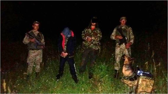 На Закарпатті затримали двійко контрабандистів: поки один спостерігав за прикордонниками, інший переміщав сигарети до Угорщини (ФОТО)
