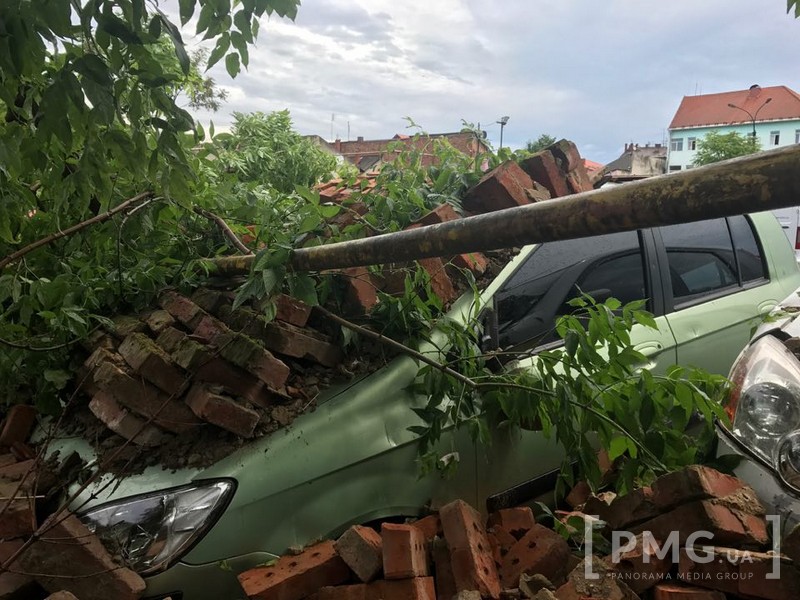Поблизу мукачівської ратуші стіна, що впала, розтрощила п’ять автівок (ФОТО)