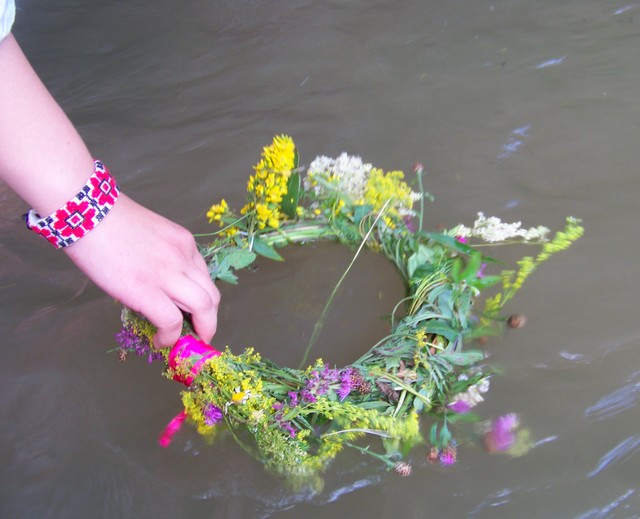 В Ужгороді з нагоди Купала сьогодні пускатимуть вінки за водою і ходитимуть босоніж по розпеченому вугіллю