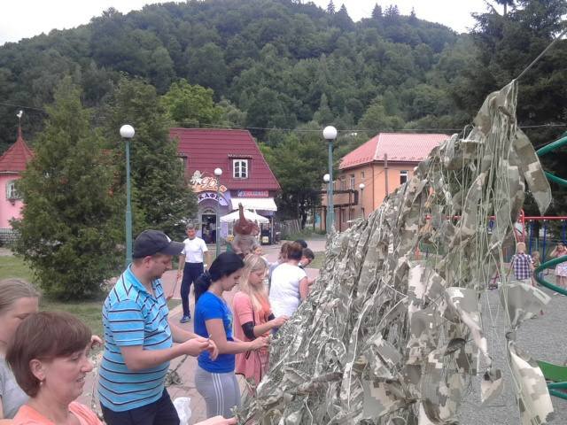 ФОТОФАКТ. У Рахові просто неба плели маскувальну сітку, яка тепер попрямує на Схід