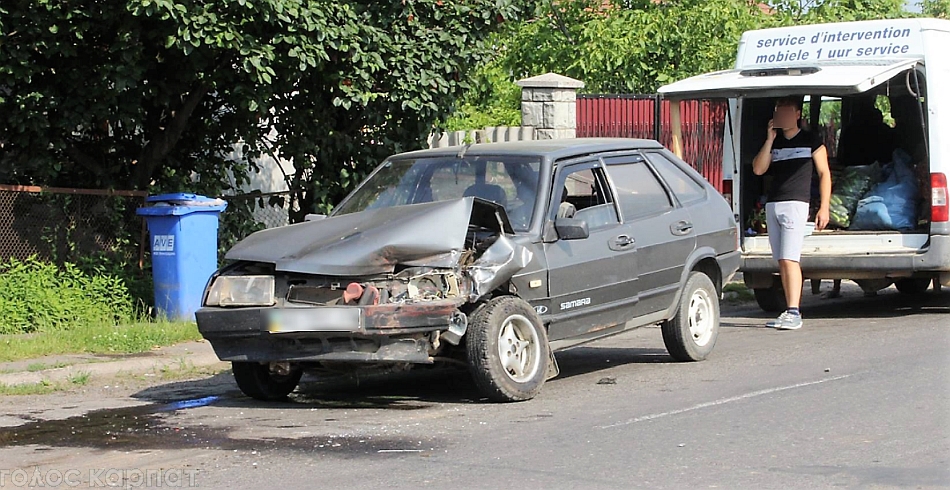 У Виноградові водій ВАЗу в'їхав по зустрічній смузі у "дев'ятку" з помідорами (ФОТО)