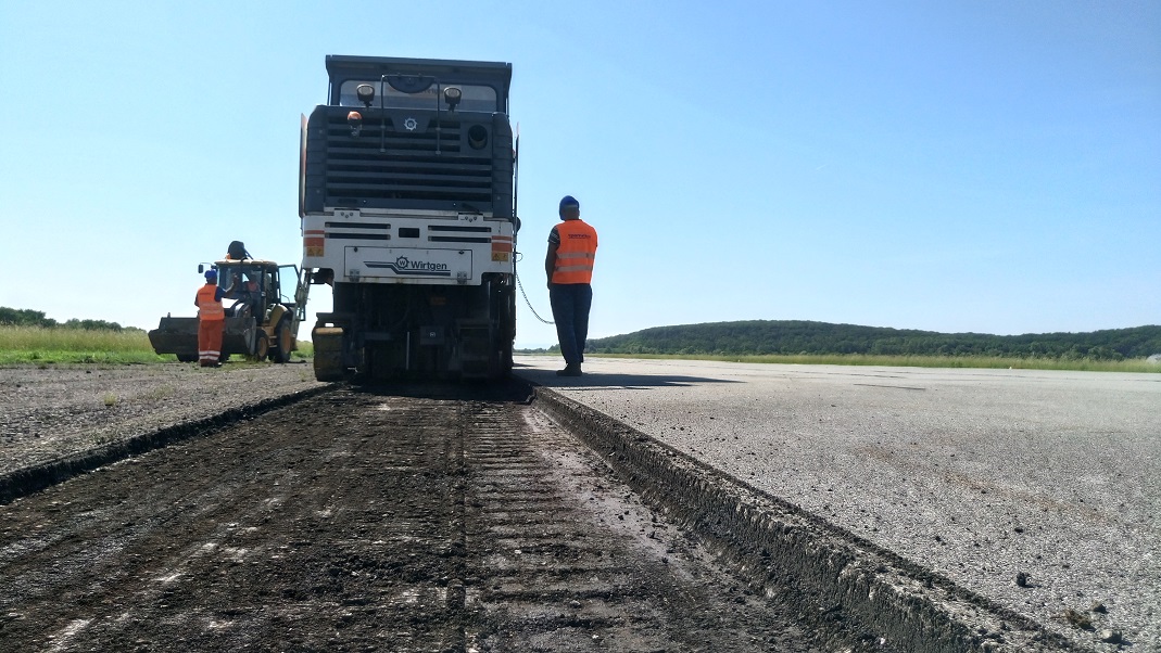 Злітну смугу Ужгородського аеропорту розширюють для прийому "Боїнгів" (ФОТО)