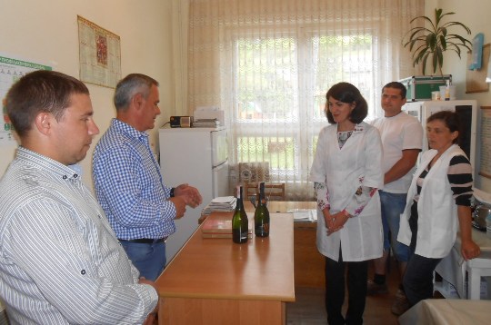 Медпрацівникам Рахівщини й Тячівщини передали вітання та подарунки (ФОТО)