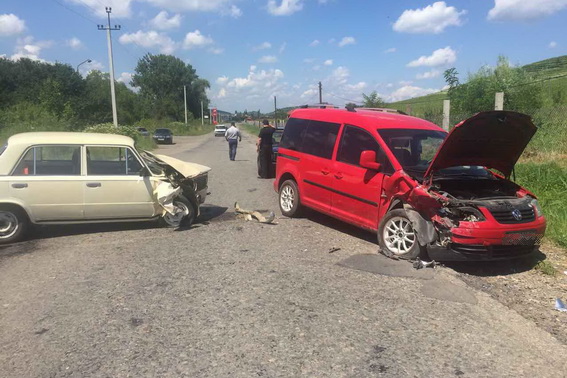 На виїзді з Берегова ВАЗ по зустрічній в'їхав у Volkswagen, двоє постраждалих – у лікарні (ОФІЦІЙНО) (ФОТО)