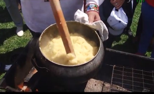 Закарпатською ріплянкою пригощали під час традиційного фестивалю у Колочаві на Міжгірщині (ВІДЕО)