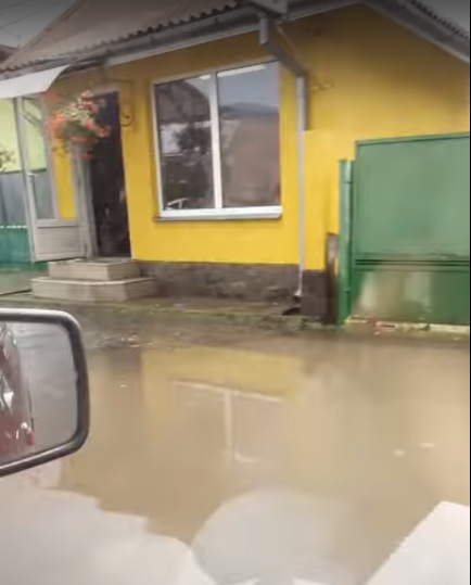 У мережах опублікували відео "повені" після зливи у Виноградові (ВІДЕО)
