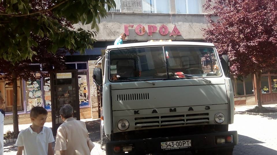 Через чергові спроби будівельних робіт в кінотеатрі "Ужгород" містяни  викликали поліцію (ФОТО)