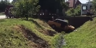 Після ДТП у Виноградові ВАЗ опинився в кюветі (ВІДЕО)