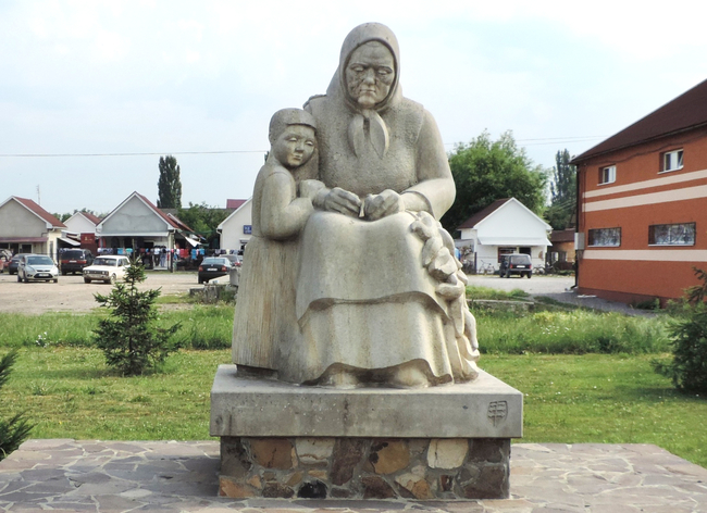 Пам’ятник жінкам, які присвятили своє життя клопітній роботі з паприкою, авторства місцевого скульптора Ендре Гіді-молодшого