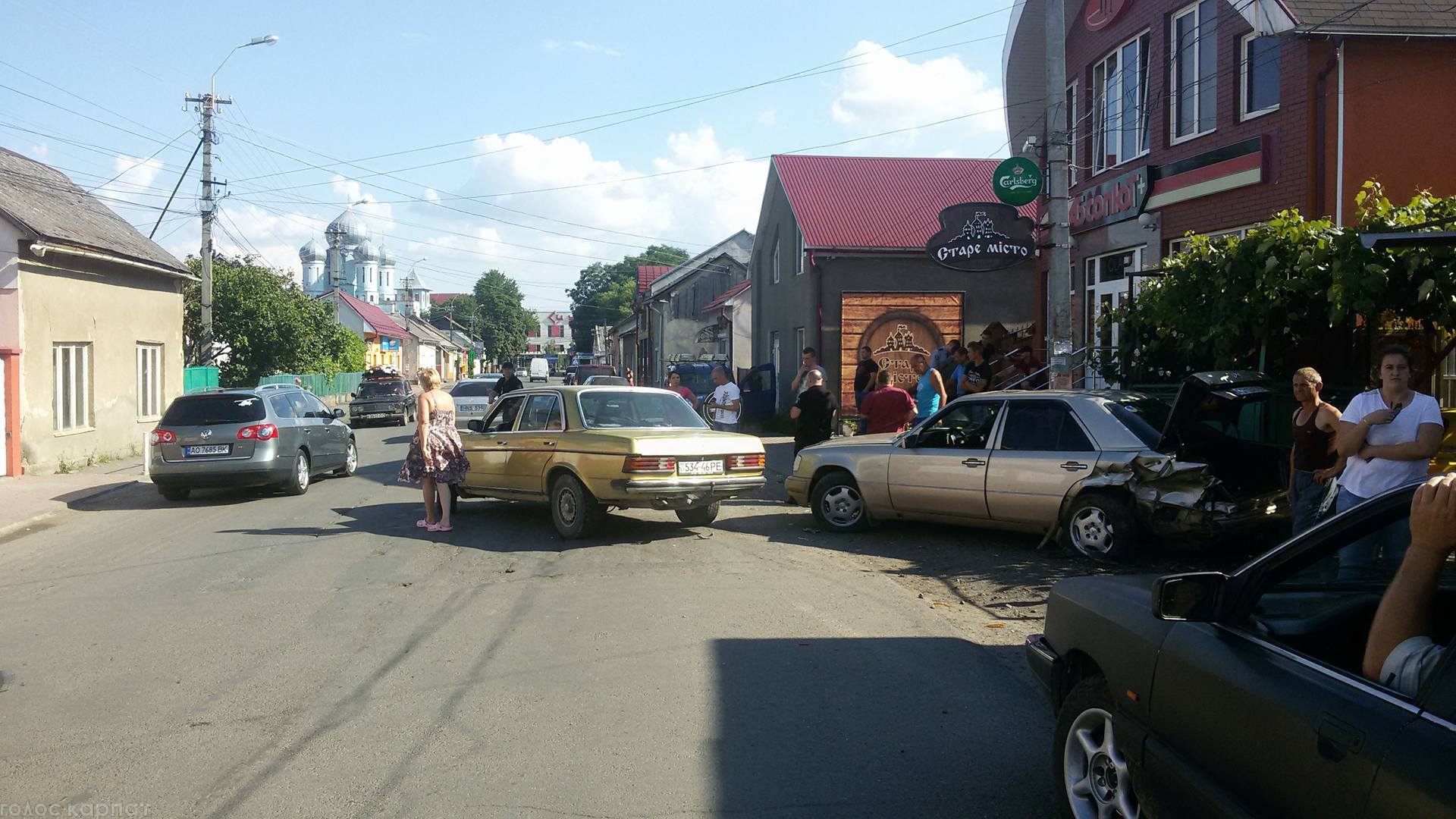 У Виноградові "Мерседес" врізався у припаркованого "тезку" (ФОТО)