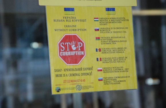 Двічі за добу прикордонників на Закарпатті намагалися "купити" за хабарі