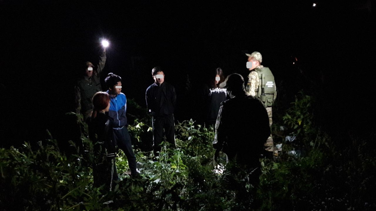 Уночі в прикордонному Чопі затримали 4-х в'єтнамців, що переховувалися у приватному будинку (ФОТО)
