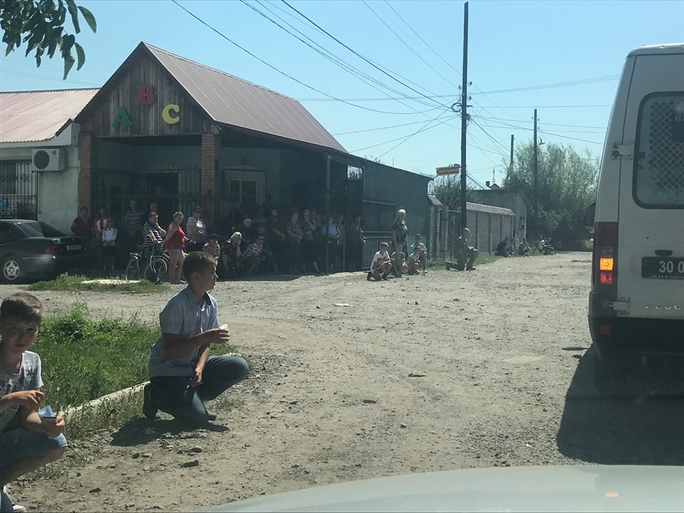 На Виноградівщині на колінах зустрічали полеглого в російсько-українській війні Золтана Балажа (ФОТО)