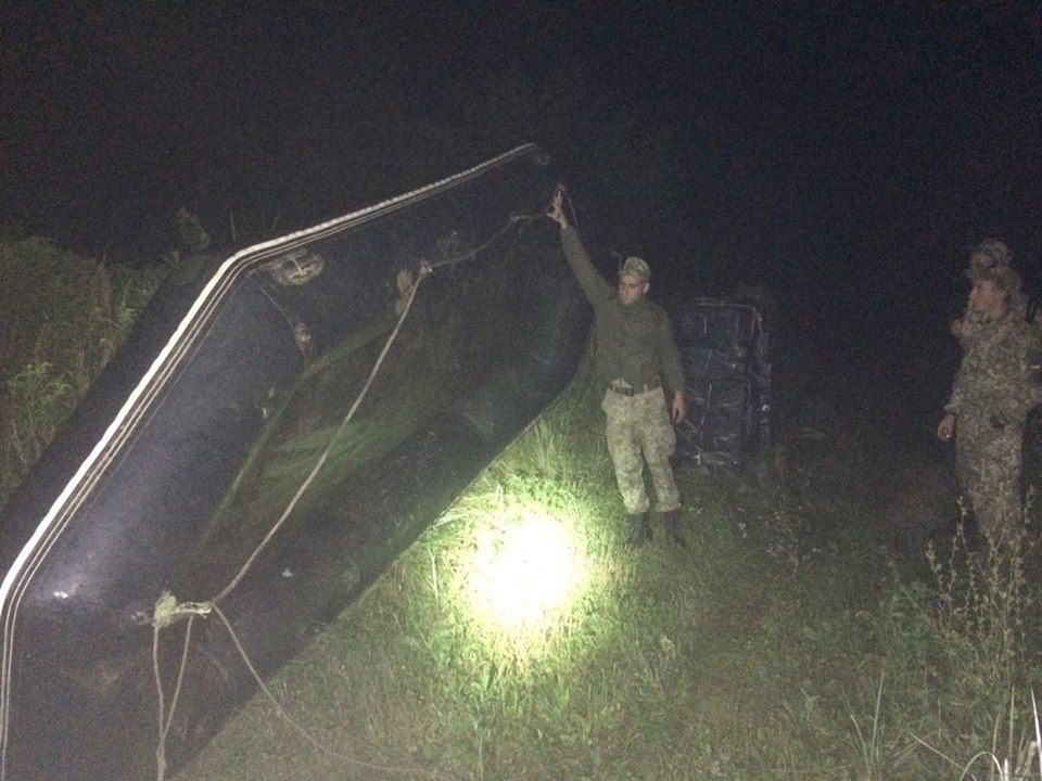 Неподалік Тиси на Закарпатті знайшли гумовий човен, понад 14 тис пачок сигарет і "контрабандистський" пристрій (ФОТО)