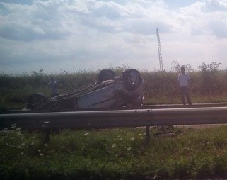 ФОТОФАКТ. На трасі неподалік Середнього внаслідок потрійної ДТП авто перекинулося на дах