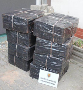 У Словаччині у вагонах з залізною рудою виявили контрабандні сигарети, що в'їхали з Закарпаття (ФОТО)