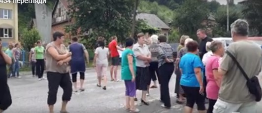 Через намагання місцевої влади під прикриттям "тітушок" "протиснути" міні-ГЕС у Березові громада села перекрила дорогу Хуст-Долина (ВІДЕО)