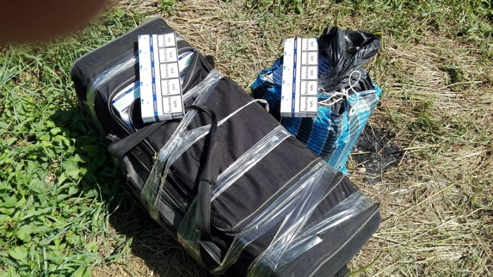 На Закарпатті у прикордонні ловили контрабандиста, що ніс у сумках 1,5 тисячі пачок сигарет