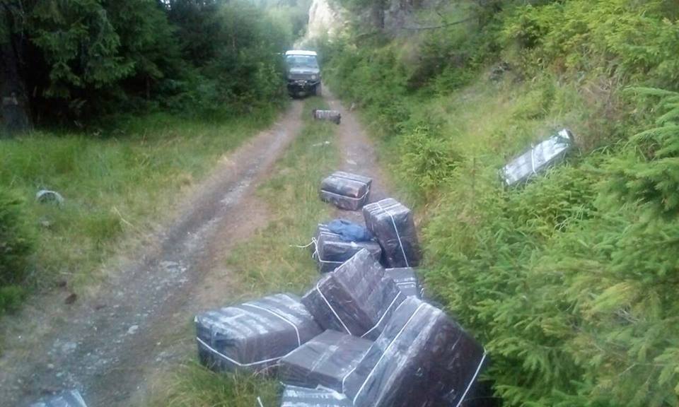 На Закарпатті, тікаючи від прикордонників, контрабандисти покинули Land Cruiser та 6 тис пачок сигарет (ФОТО)