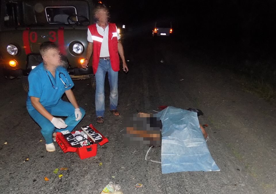 На Хустщині Mercedes Vito "виштовхнув" пішохода під колеса іншого мікроавтобуса, де той і загинув (ФОТО)