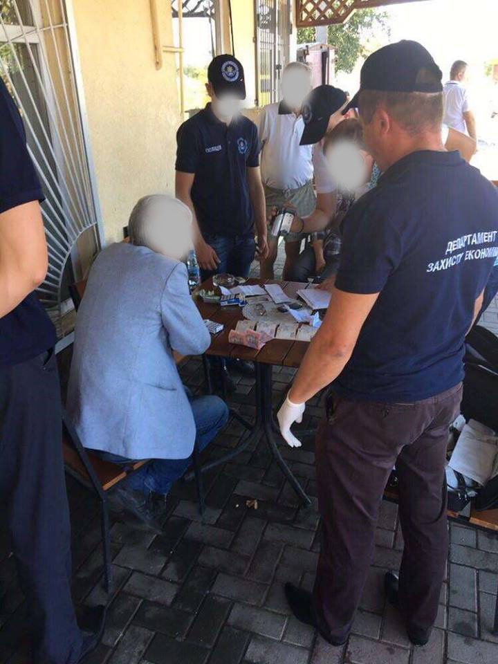 Посадовця Тячівського РЕМу затримано при одержанні "траншу" хабара (ФОТО)