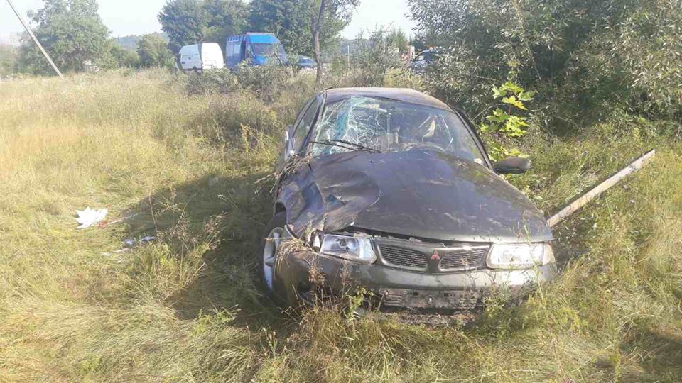 На Іршавщині при обгоні Mitsubishi вилетіла в кювет, пасажирка - в реанімації (ФОТО)