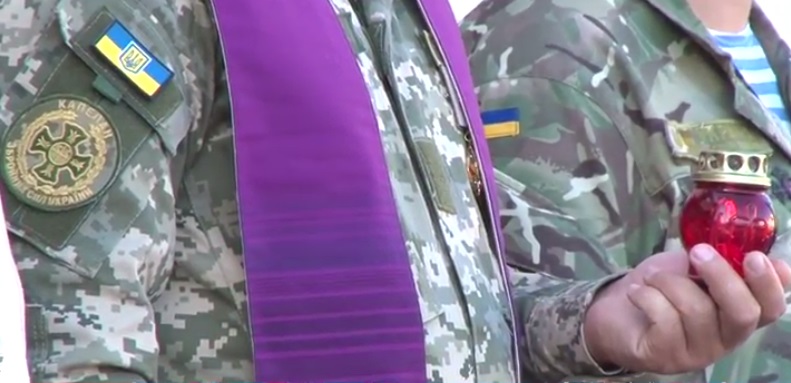 В Ужгороді молилися і палили свічки в пам'ять про полеглих під Іловайськом (ВІДЕО)