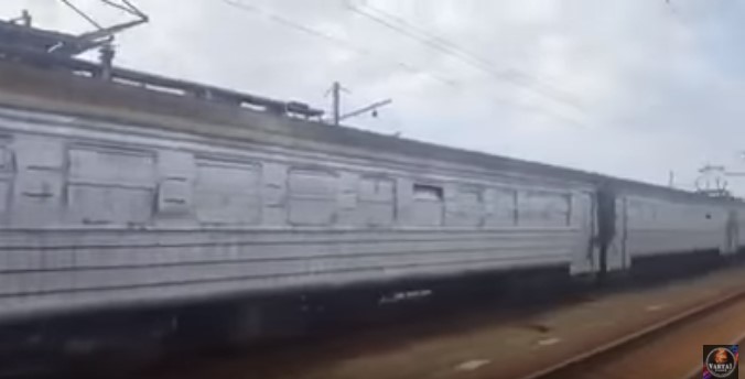 Уже два дні поспіль електричка Львів-Мукачево курсує із замальованими вагонами й вікнами (ВІДЕО) 