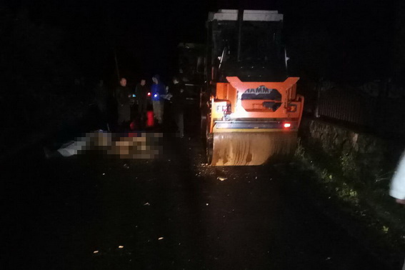 У Лузі на Рахівщині мотоцикліст загинув, врізавшись вночі в асфальтний каток (ФОТО)