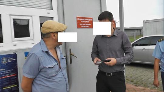 Чоловік, який намагався дати хабар закарпатському митнику, перебуває в СІЗО