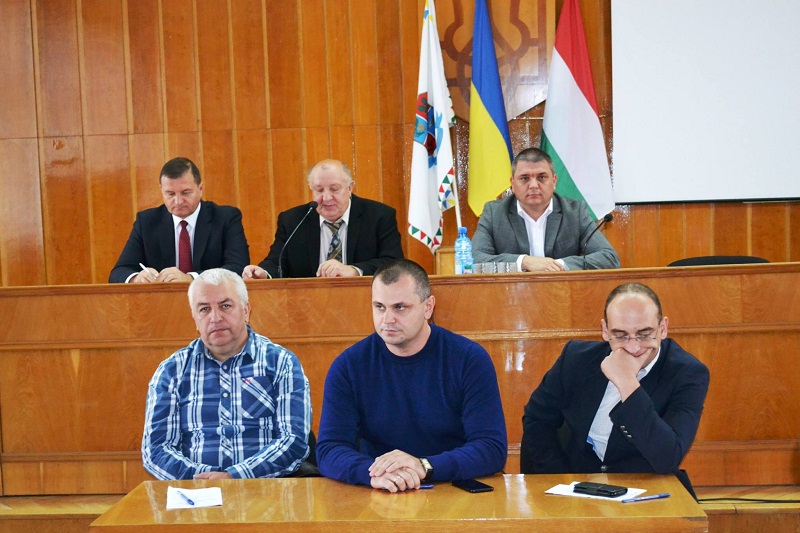 На позачергових сесіях Берегівських міської та районної рад прийнято звернення до президента України проти розширення прав державної мови в освіті