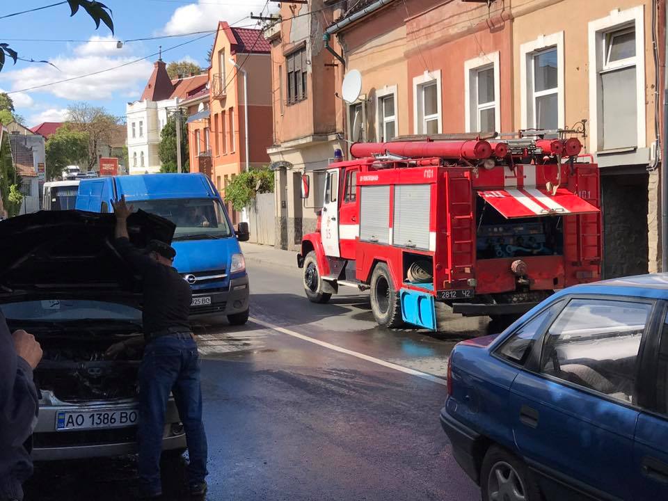 В Ужгороді під час руху загорілося авто (ФОТО)