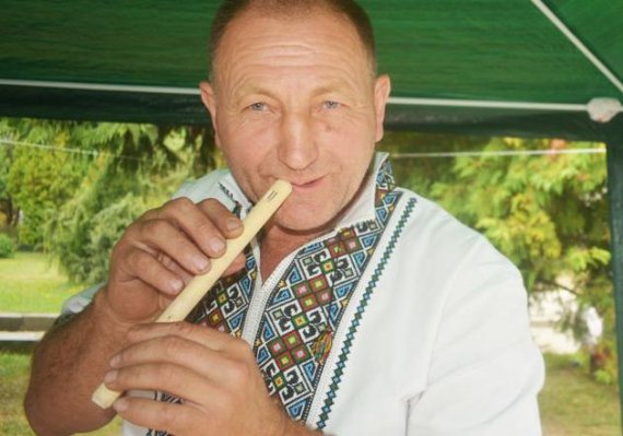 Закарпатець Василь Ропчук оздоблював різьблену стелю в маєтку Алли Пугачової