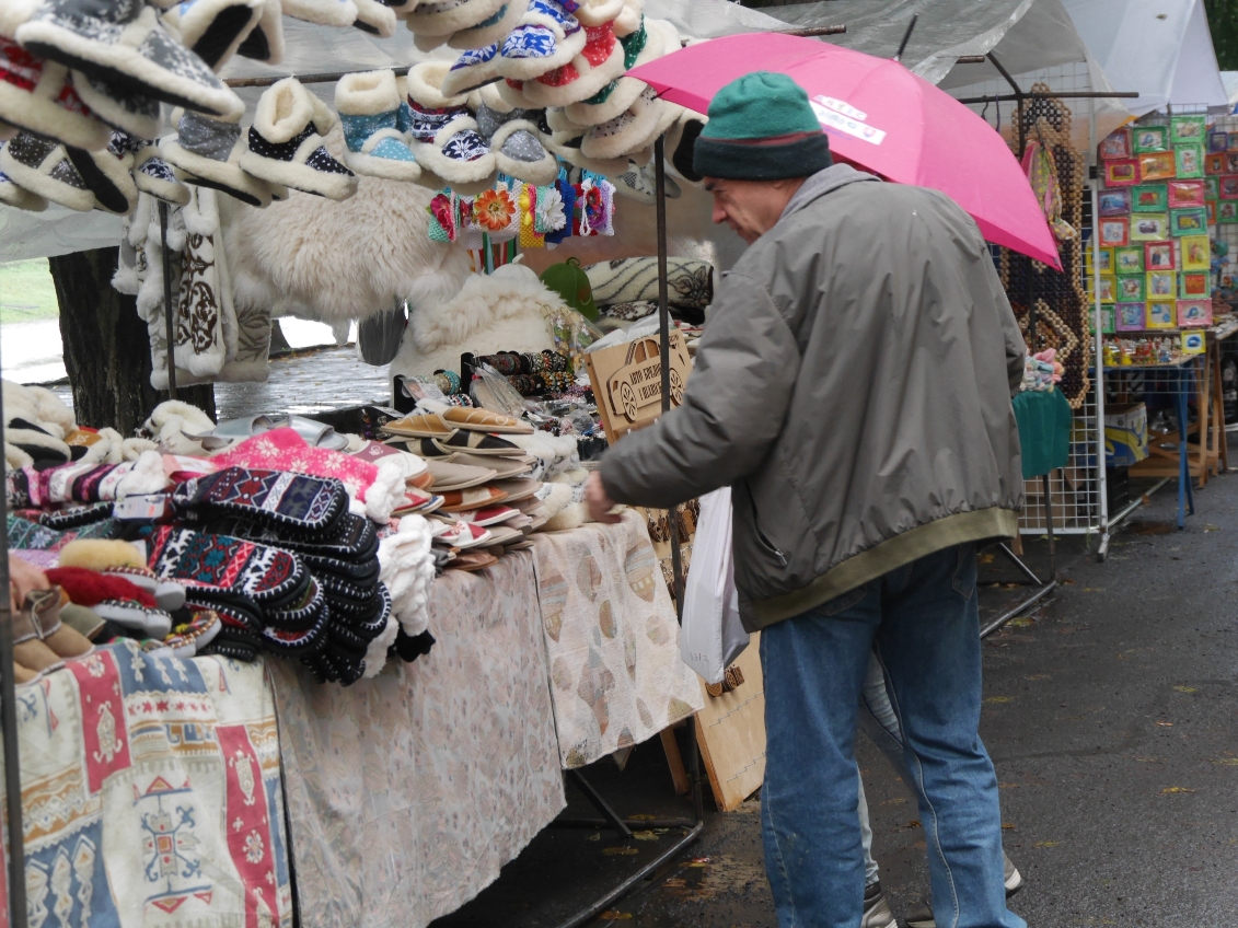 В Ужгороді працює святковий ярмарок сувенірів (ФОТО)