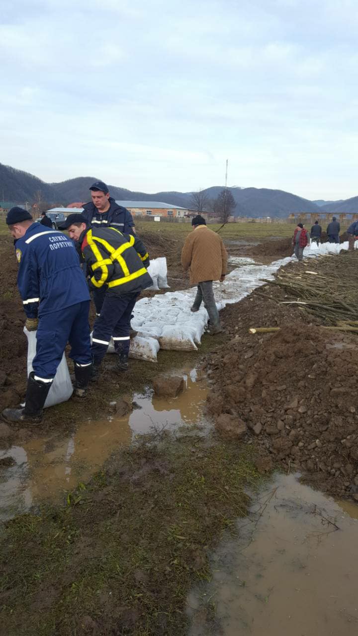 У Липчі на Хустщині дамбу на Ріці укріплюють мішками із ґрунтом (ФОТО)