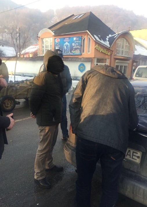 Під час одержання хабара у 150 доларів затримано старшого інспектора Рахівського райвідділу служби пробації (ФОТО)