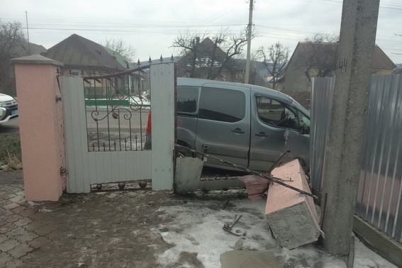 У Виноградові "п'яний" "Фольксваген" зіткнувся з "Опелем", а в Оноківцях нетверезий водій врізався в паркан будинку