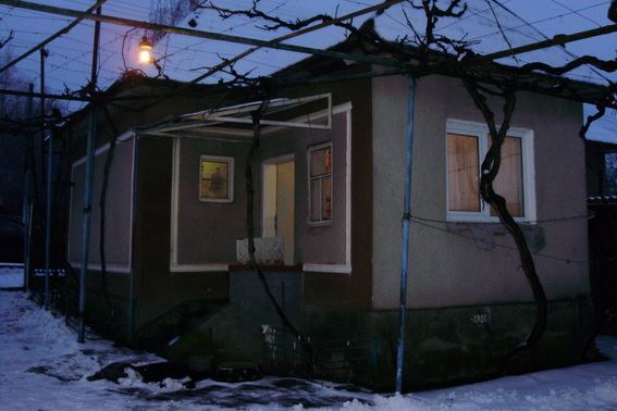 На Мукачівщині жінка під час сварки вдарила сусіда по голові, після чого той невдовзі помер (ФОТО)