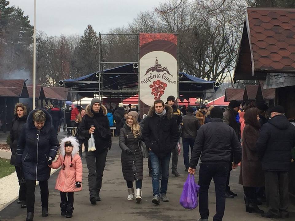 Кількість туристів на цьогорічному "Червеному вині" в Мукачеві б’є рекорди (ФОТО)