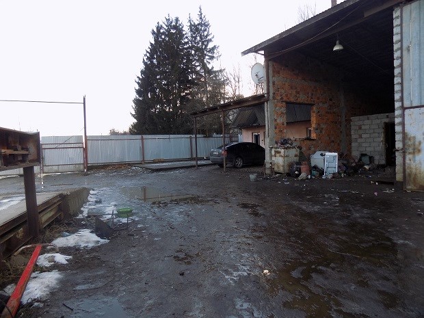 На Хустщині троє чоловіків і жінка силою відібрали у працівника підприємства 15 тис грн, котрі той заборгував (ФОТО)
