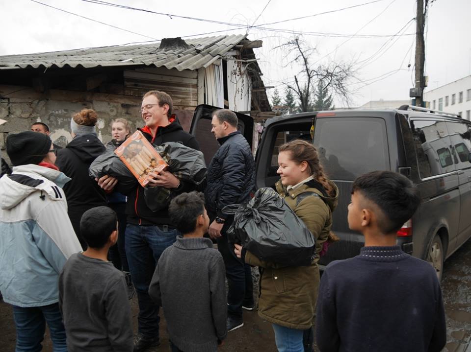 Німецькі благодійники роздавали в Ужгороді солодкі подарунки та подарункові пакунки малозабезпеченим (ФОТО)